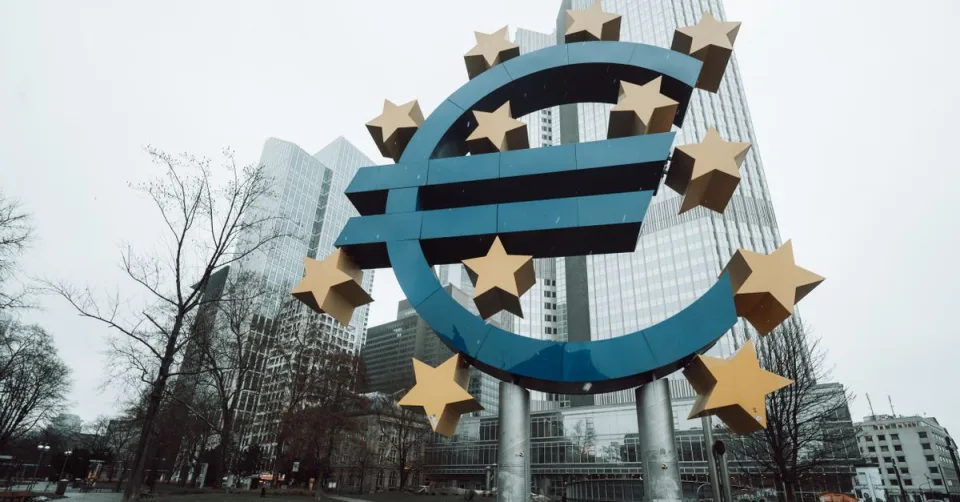 Drapeau européen entouré de symboles numériques évoquant la régulation de l'intelligence artificielle