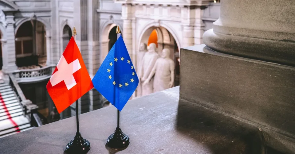 Drapeau européen symbolisant la régulation de l'intelligence artificielle par l'AI Act