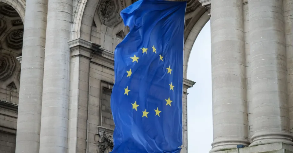 Drapeau européen et code informatique symbolisant la régulation de l'intelligence artificielle