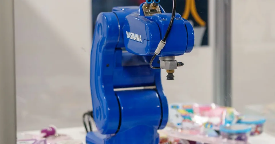 Bras robotisé industriel équipé de capteurs d'intelligence artificielle en usine