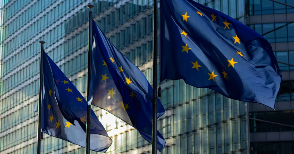 Drapeau européen symbolisant la régulation de l'intelligence artificielle par l'AI Act