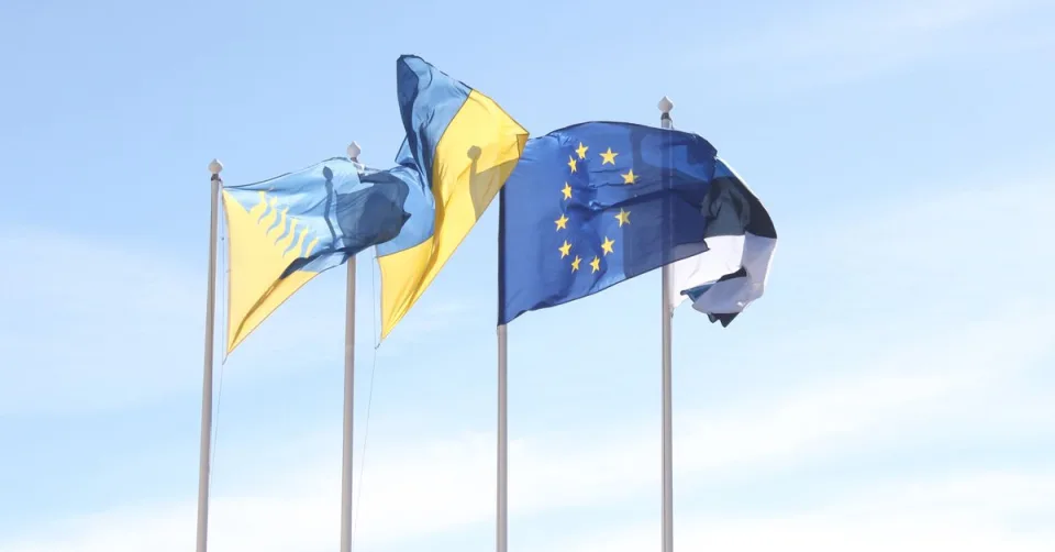 Drapeau européen avec puce électronique symbolisant la régulation de l'IA