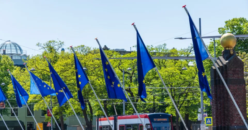 Drapeau européen symbolisant la régulation de l'intelligence artificielle par l'AI Act