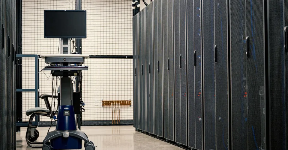 Rangées de serveurs GPU dans un datacenter d'inférence IA NVIDIA