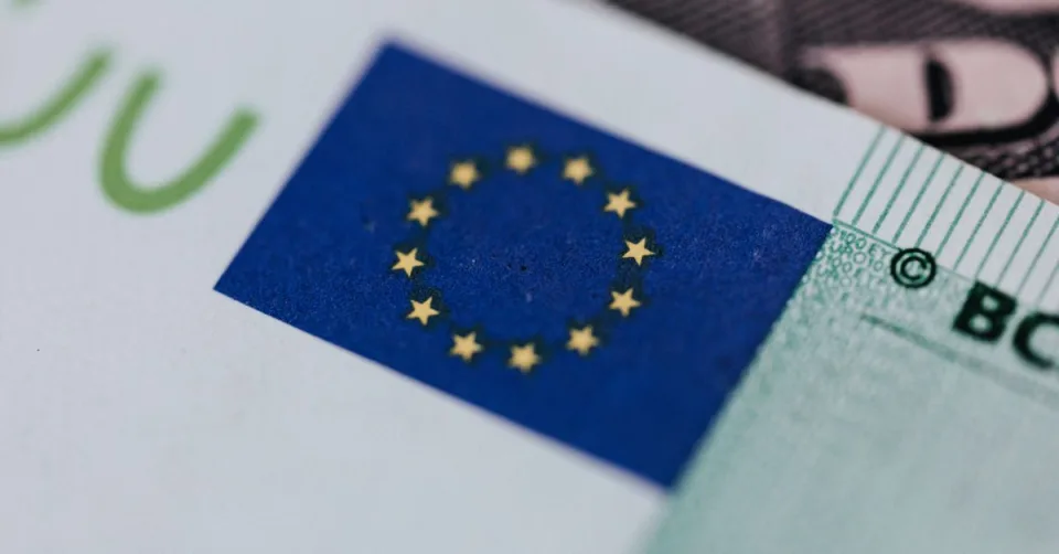 Drapeau européen superposé à des symboles de régulation numérique