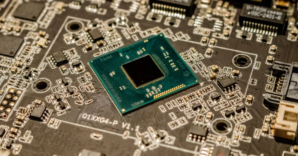 Puce électronique d'intelligence artificielle posée sur un circuit imprimé