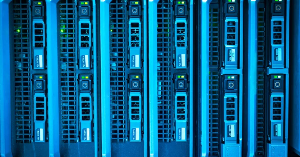 Rangées de serveurs GPU dans un data center dédié à l'entraînement de modèles d'IA