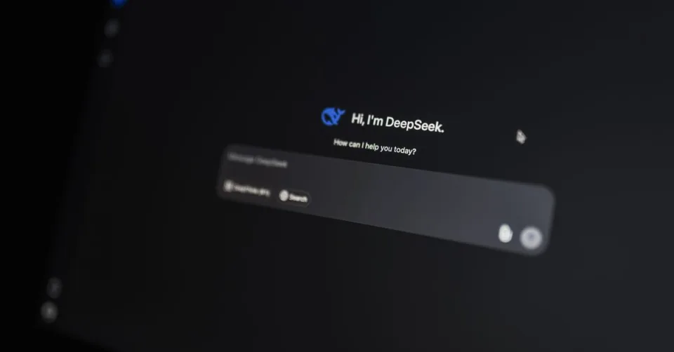 Un dirigeant de petite entreprise utilisant un assistant IA intégré à ses outils de gestion