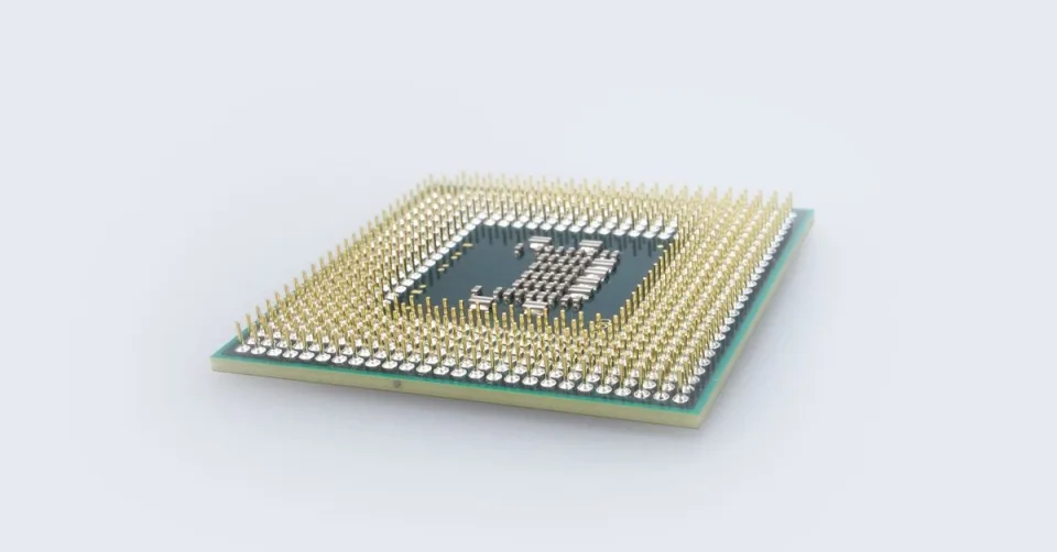 Serveurs et puces dans un datacenter illustrant le partenariat calcul Anthropic-Google-Broadcom