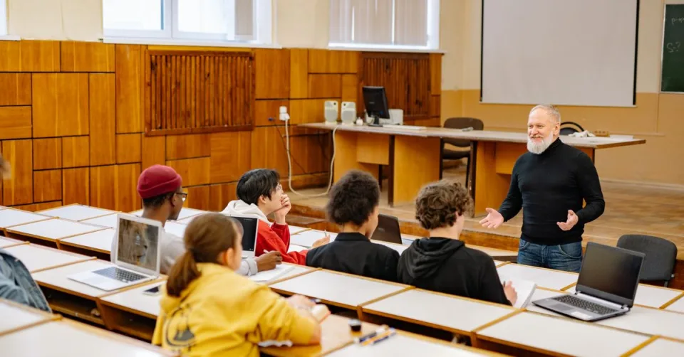 Enseignant utilisant un ordinateur portable en classe avec un assistant IA