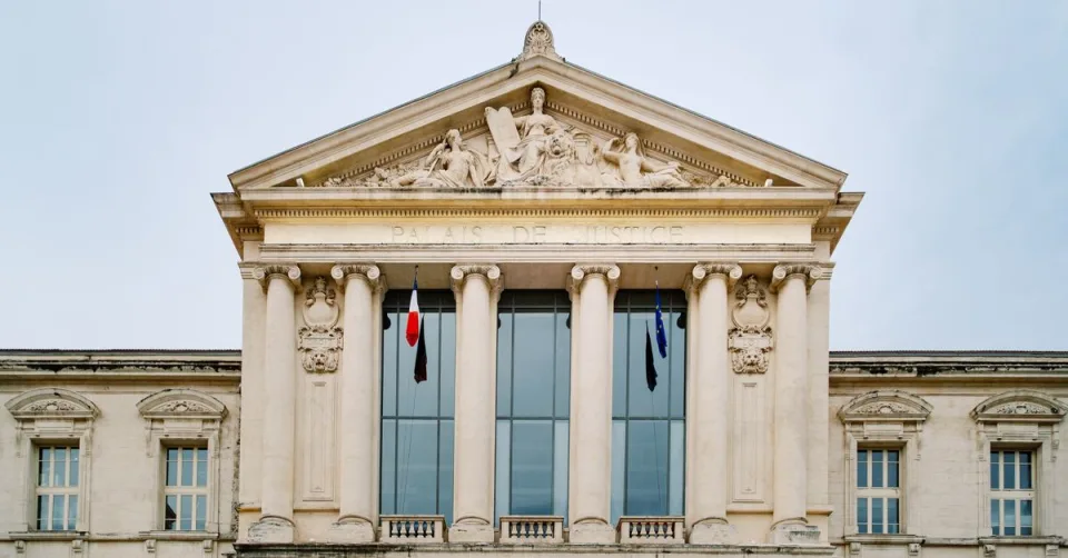 Bâtiment institutionnel symbolisant la gouvernance et la régulation de l'intelligence artificielle