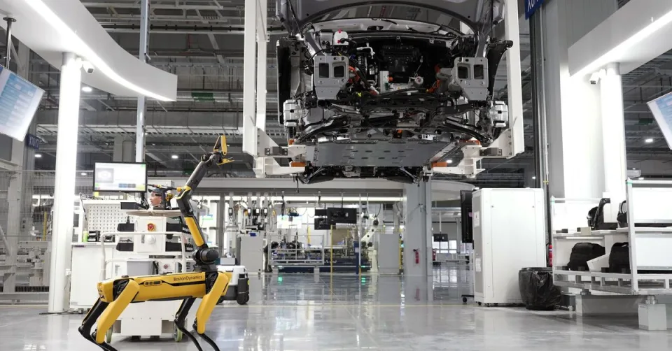 Robot quadrupède Spot de Boston Dynamics en inspection dans un site industriel