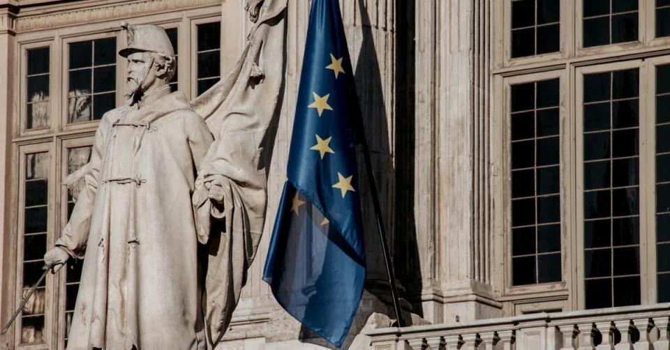 Drapeau européen et circuits numériques symbolisant la régulation de l'intelligence artificielle
