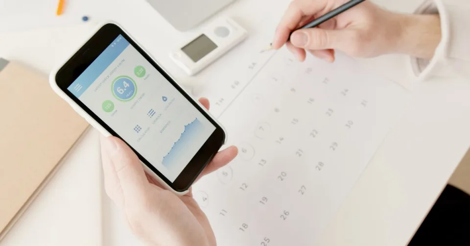 Illustration d'un agent IA connecté à des données de santé sur smartphone