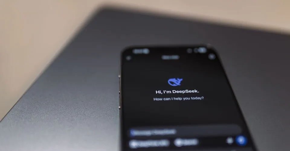 Illustration d'un assistant vocal IA connecté à des applications professionnelles