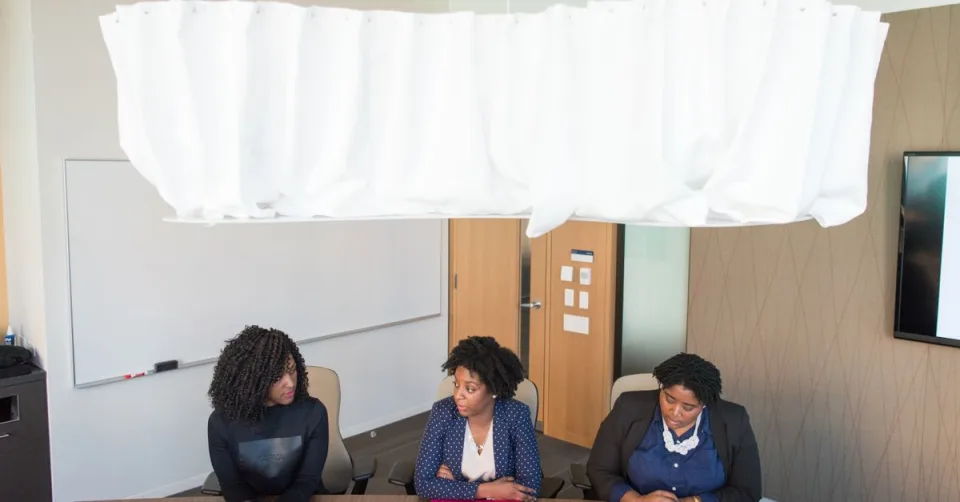 Silhouettes de dirigeants tech évoquant un remaniement chez Google DeepMind