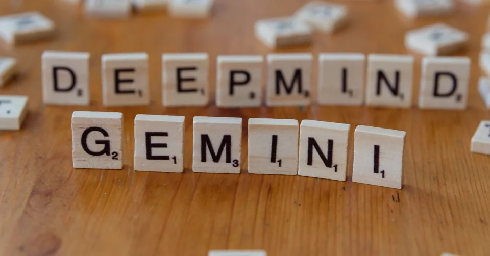 Interface de modèle Gemini de Google sur fond de code et d'interface numérique