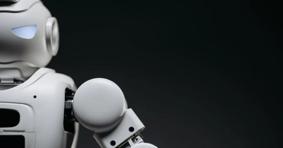 Robot humanoïde Apollo 2 manipulant un objet avec ses mains articulées