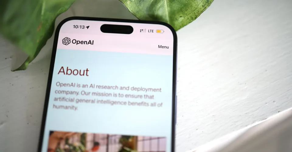 Interface d'un modèle d'intelligence artificielle avancé avec symboles de sécurité gouvernementale