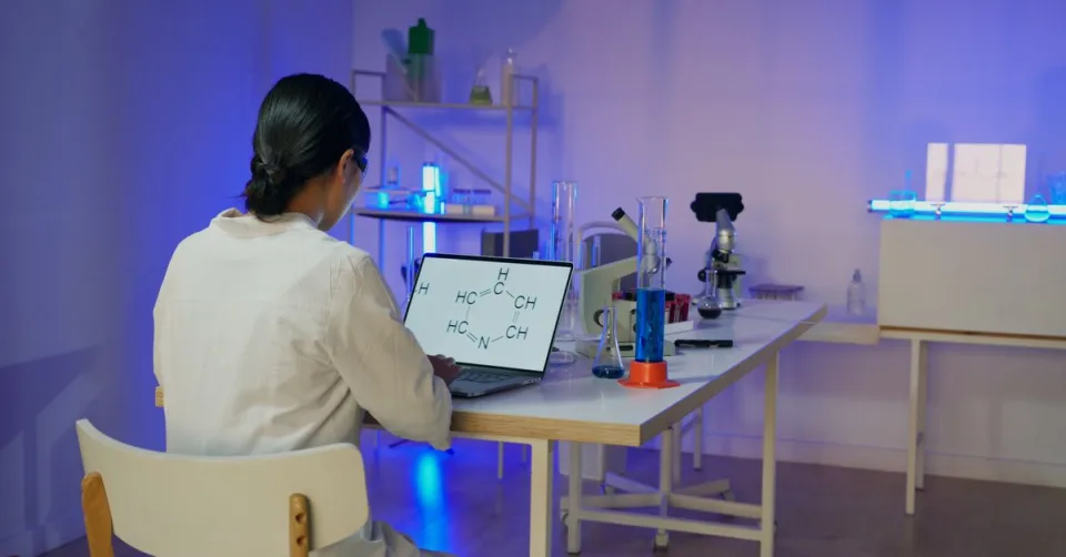 Illustration représentant une structure protéique en 3D évoquant les travaux d'AlphaFold