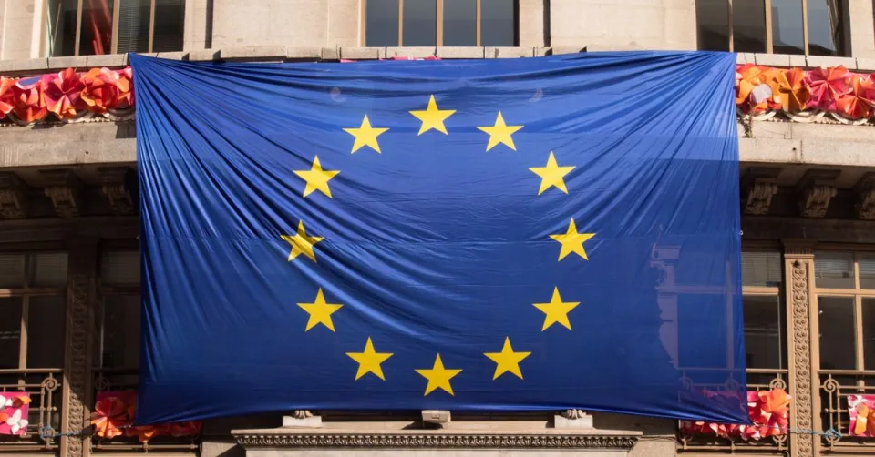Drapeau européen symbolisant la régulation de l'intelligence artificielle par l'AI Act