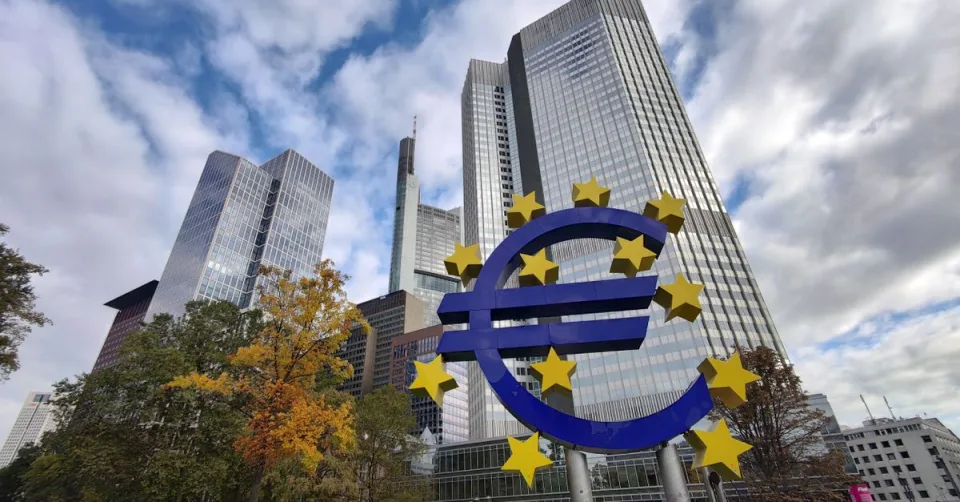 Drapeau européen symbolisant la souveraineté numérique et l'infrastructure IA
