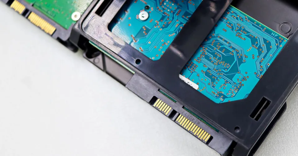 Puces électroniques dans un serveur de datacenter illustrant le silicium propriétaire d'Amazon