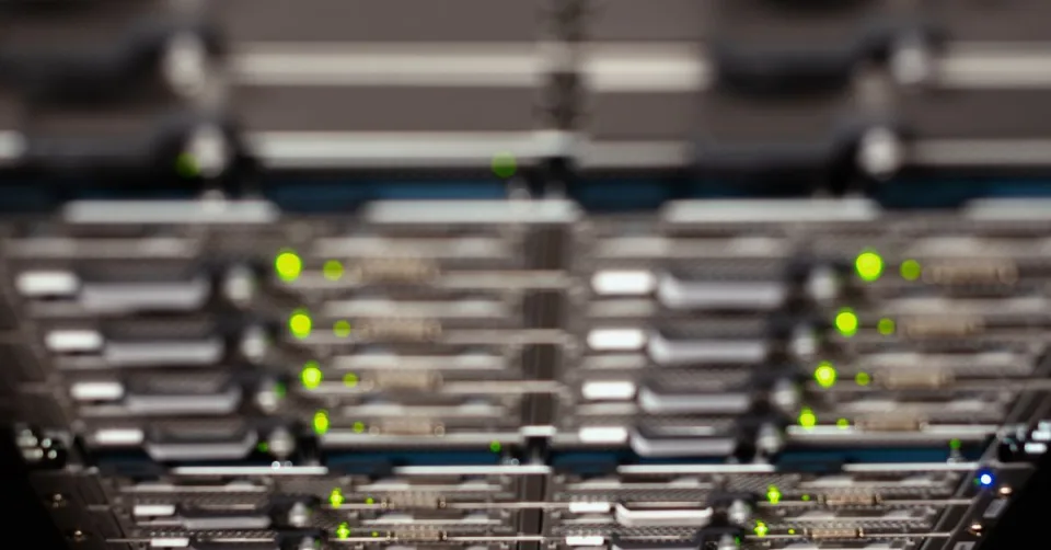 Rangées de serveurs GPU dans un centre de données représentant Meta Compute