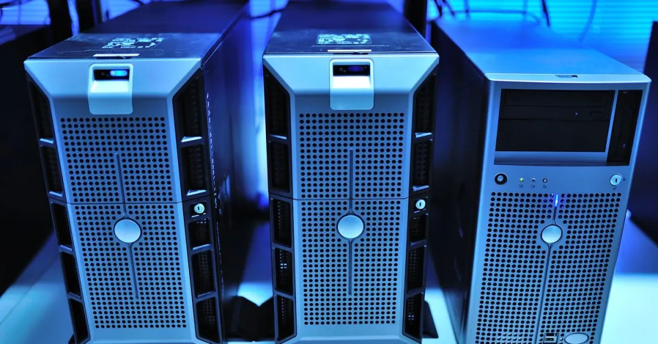 Rangées de serveurs GPU dans un datacenter dédié à l'infrastructure IA