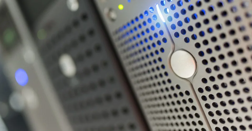 Rangées de serveurs GPU dans un centre de données illustrant l'infrastructure cloud de Meta