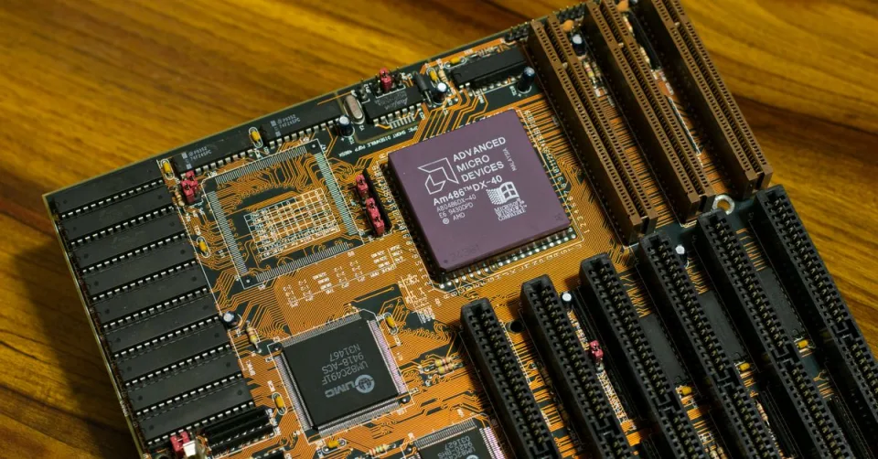 Puce d'intelligence artificielle sur mesure dans un datacenter Meta