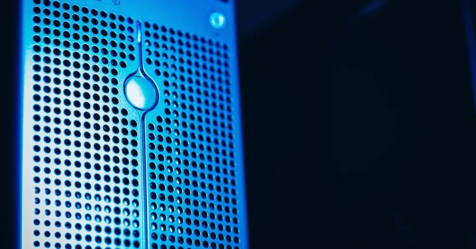 Puces GPU NVIDIA dans un centre de données illustrant le partenariat avec Mistral AI
