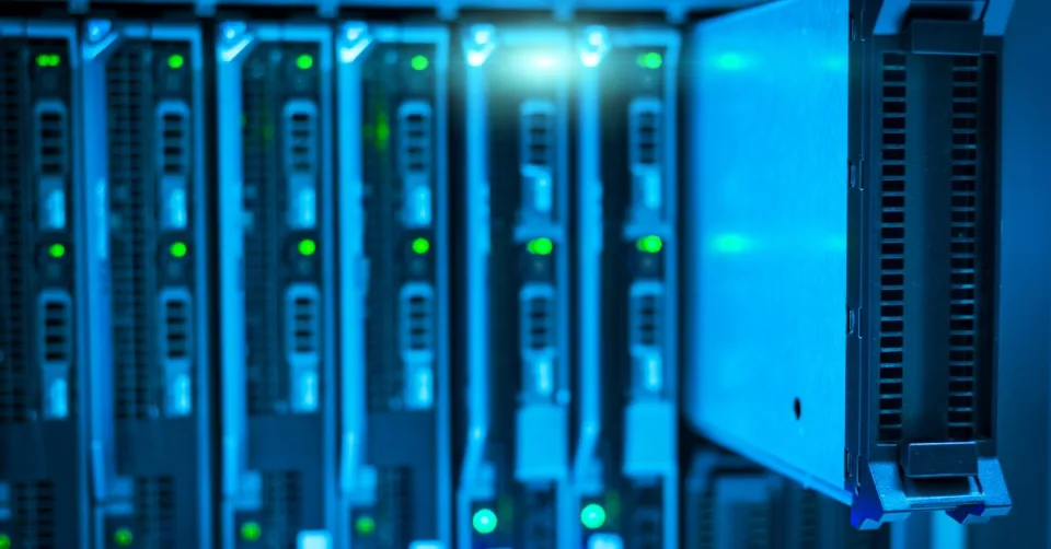 Rangées de serveurs GPU dans un data center dédié à l'intelligence artificielle