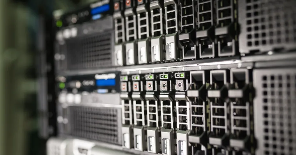 Rangées de serveurs GPU dans un datacenter illustrant le partenariat Mistral-Microsoft