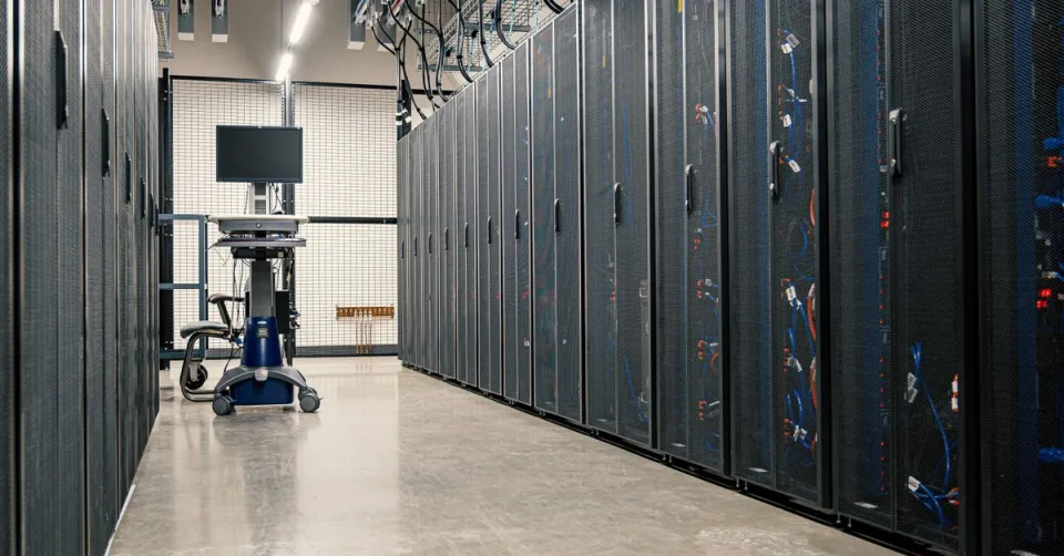 Salle de serveurs d'un datacenter dédié à l'inférence IA