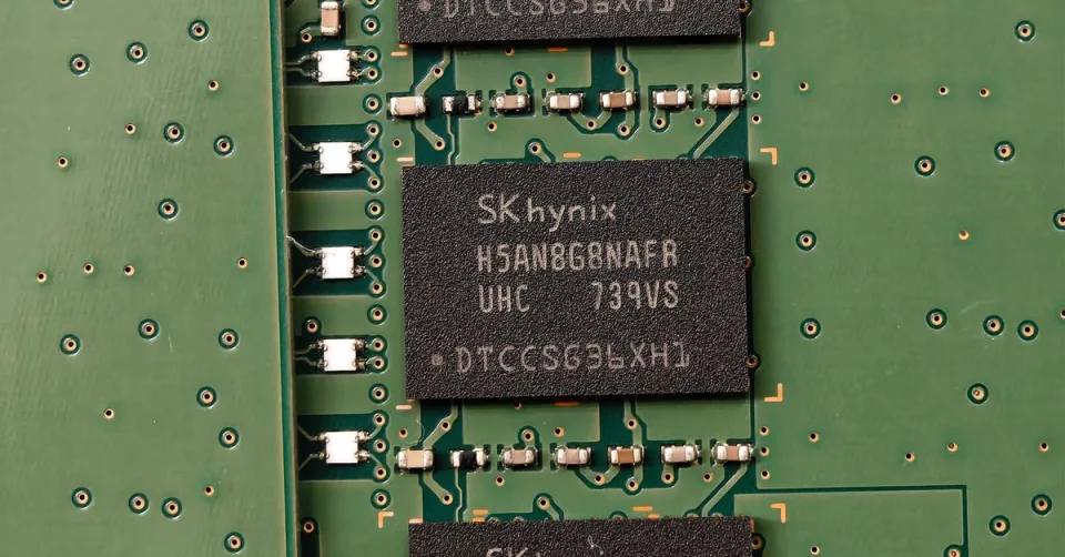 Data center d'IA avec serveurs et puces, symbole du partenariat NVIDIA-SK Group