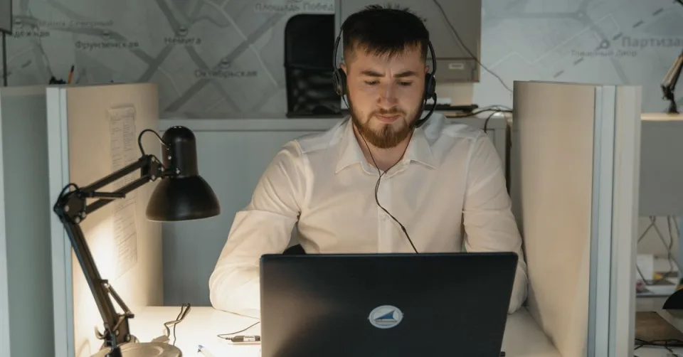 Illustration d'un agent IA vocal utilisé dans un centre d'appels d'entreprise