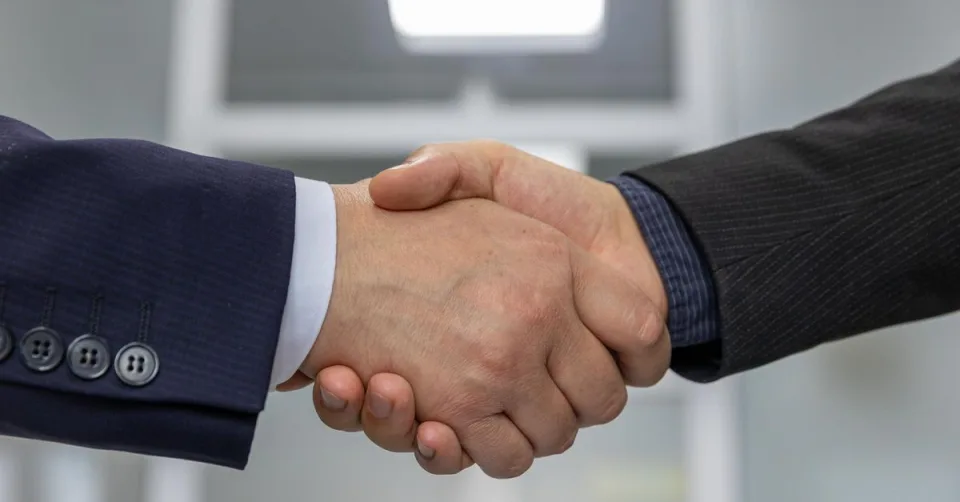 Logo Oracle et interface cloud avec intégration IA en arrière-plan