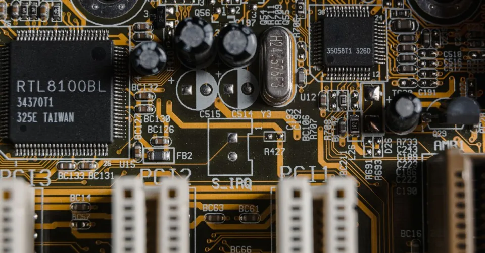 Puce électronique symbolisant le rachat de Modular par Qualcomm dans l'IA