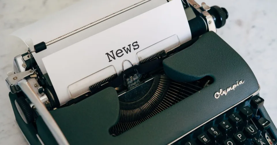 Journaliste consultant plusieurs écrans à la recherche d'une source officielle