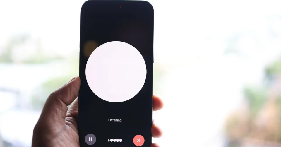 Illustration d'un assistant vocal IA affiché sur un smartphone